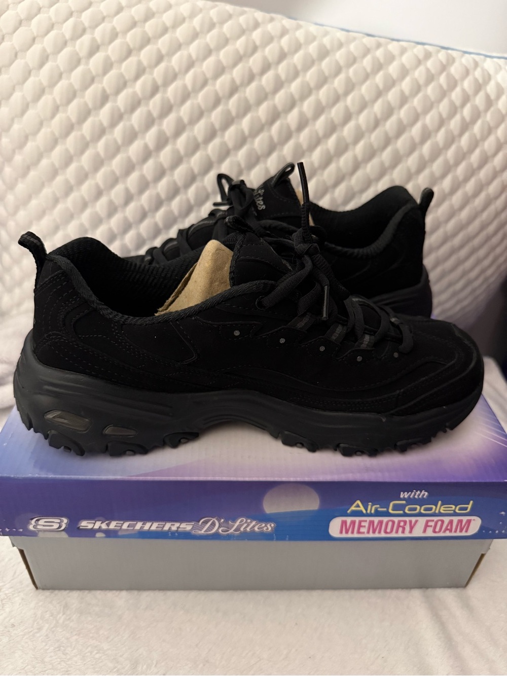Women’s Sketchers D’Lites size 9